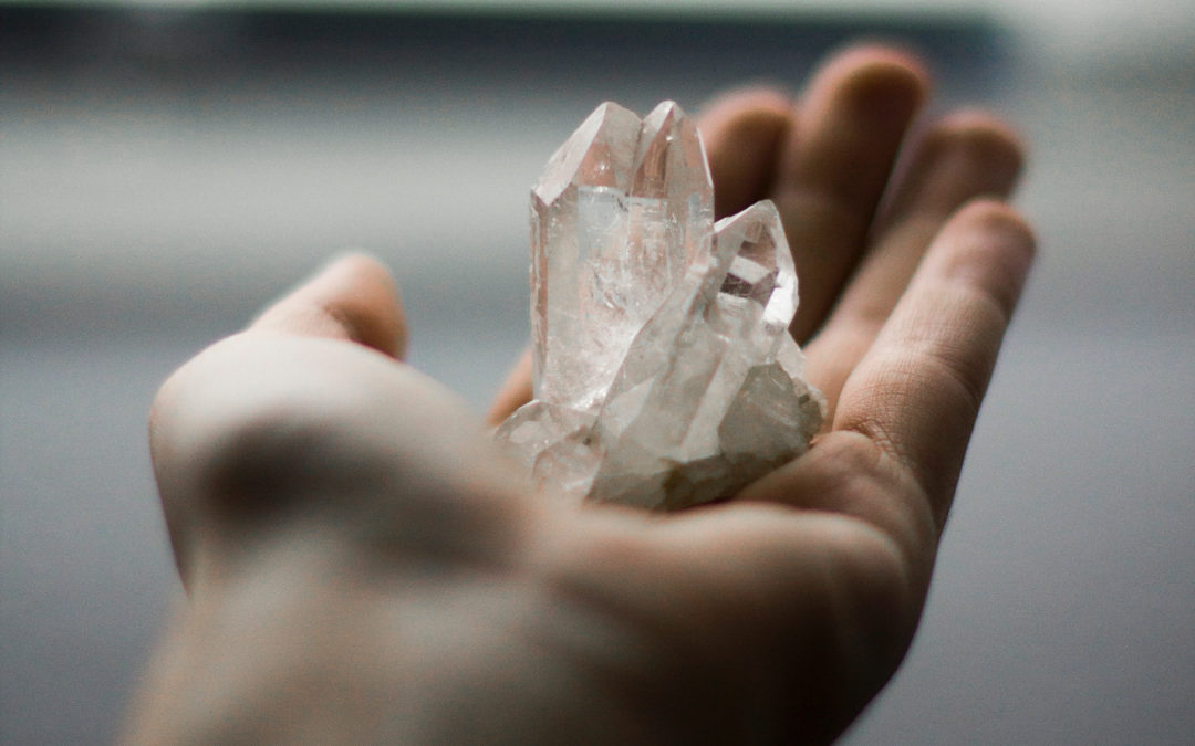 Unser Kontakt hier und jetzt - Eine Hand ist zur Schale geformt und hält einen Handtellergroßen Bergkristall
