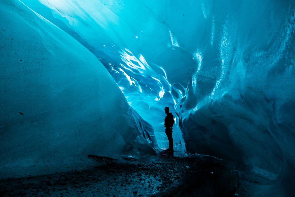 Innere Verhärtungen als Beziehungskiller: Eine Person steht in einem Gletscher, von Eiswänden umgeben und nur als Schatten zu erkennen.